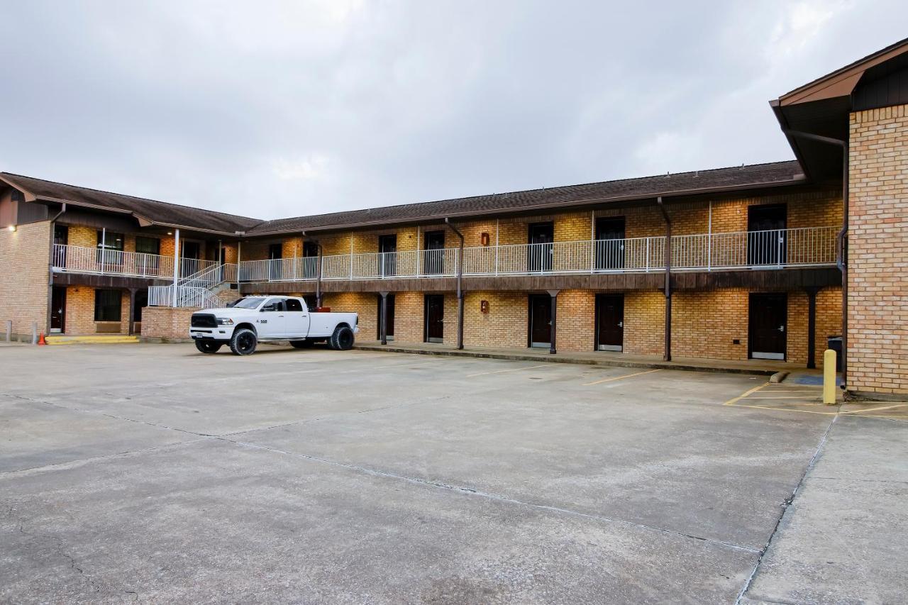 Oyo Pinewood Inn & Suites Silsbee 外观 照片