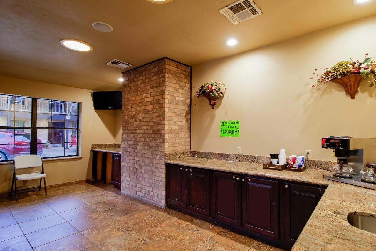 Oyo Pinewood Inn & Suites Silsbee 外观 照片