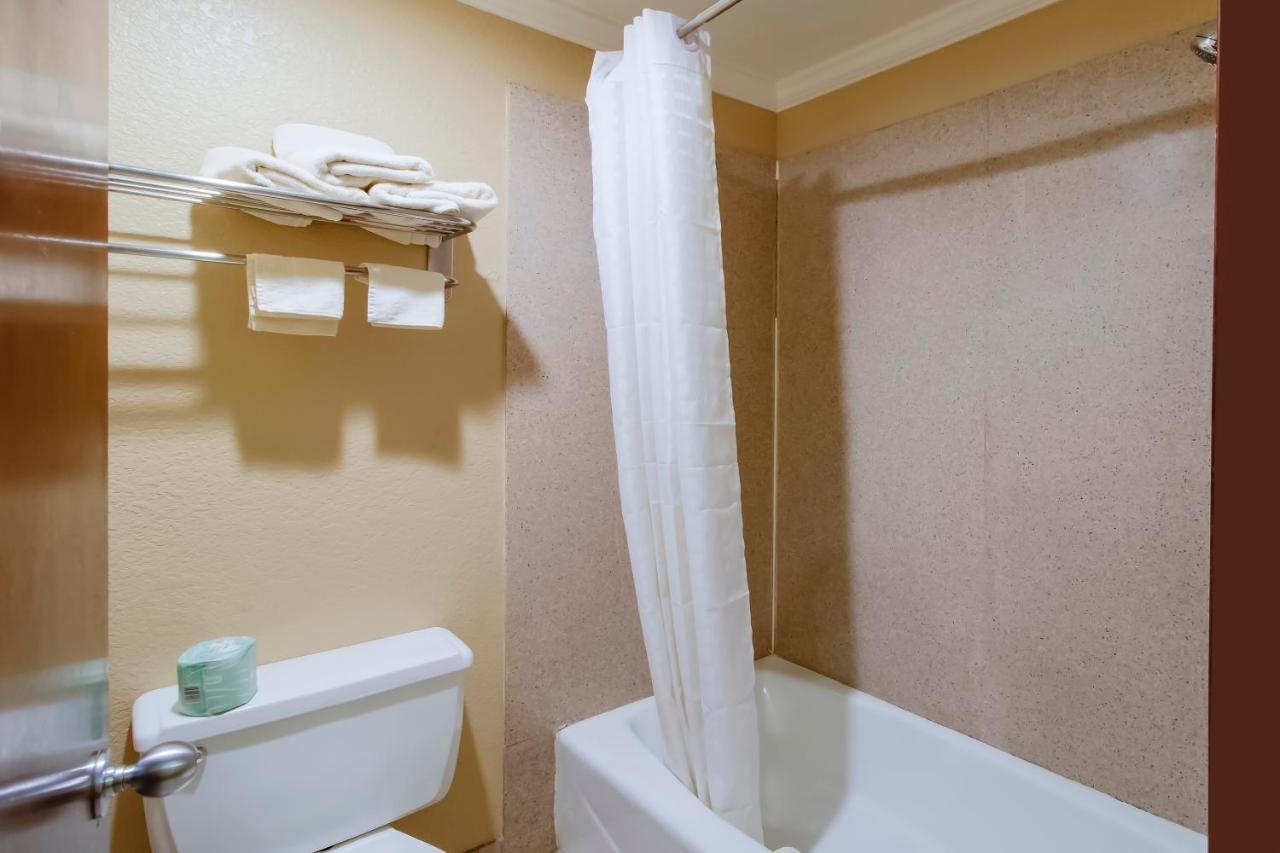 Oyo Pinewood Inn & Suites Silsbee 外观 照片