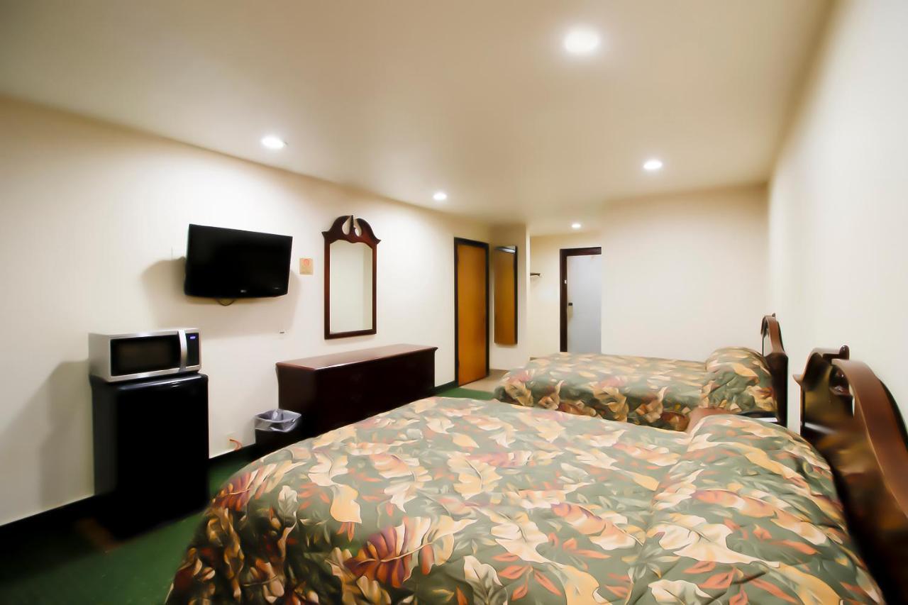 Oyo Pinewood Inn & Suites Silsbee 外观 照片