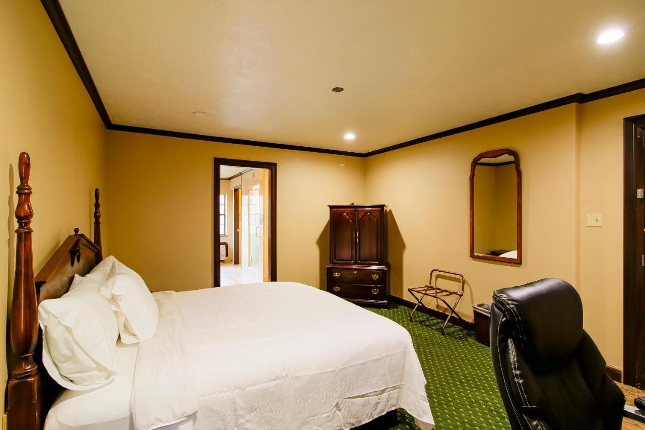 Oyo Pinewood Inn & Suites Silsbee 外观 照片