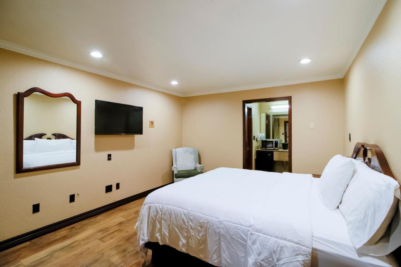 Oyo Pinewood Inn & Suites Silsbee 外观 照片