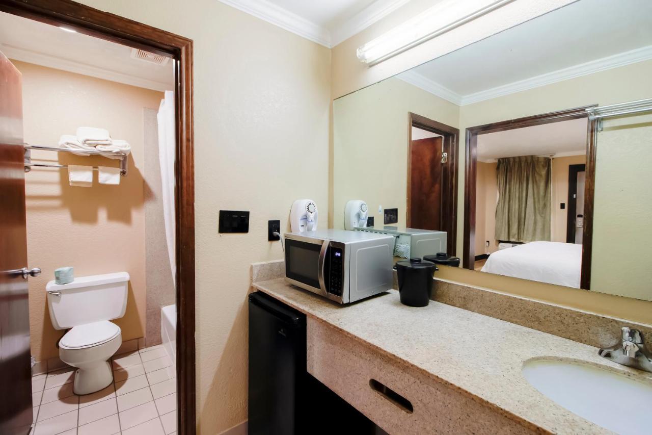Oyo Pinewood Inn & Suites Silsbee 外观 照片