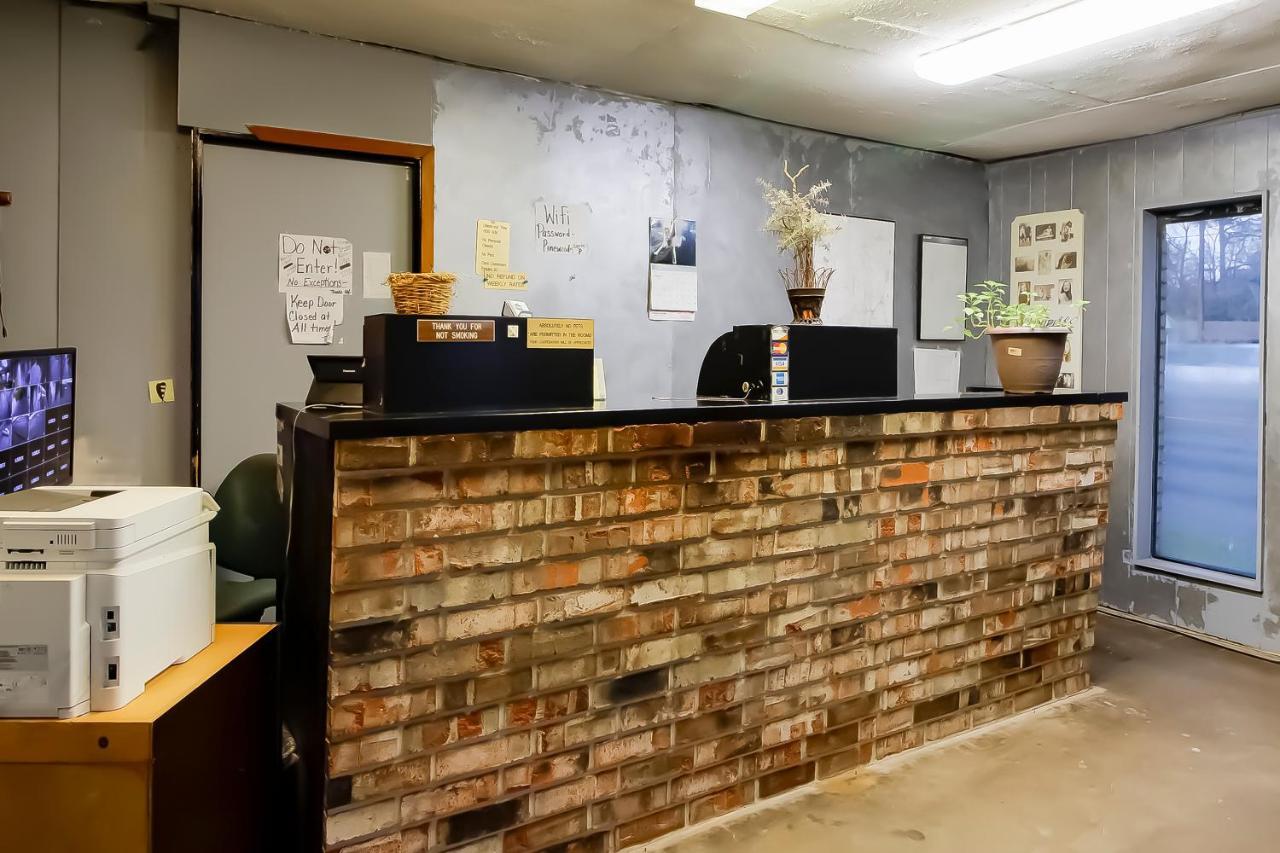 Oyo Pinewood Inn & Suites Silsbee 外观 照片