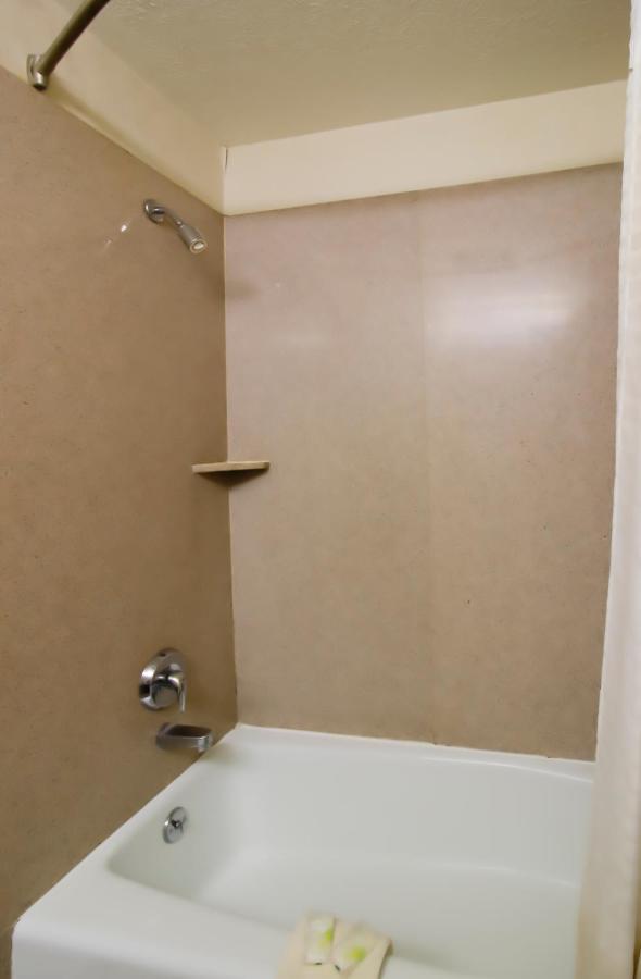 Oyo Pinewood Inn & Suites Silsbee 外观 照片