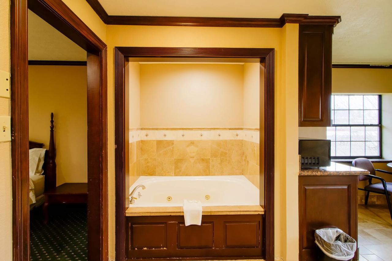 Oyo Pinewood Inn & Suites Silsbee 外观 照片