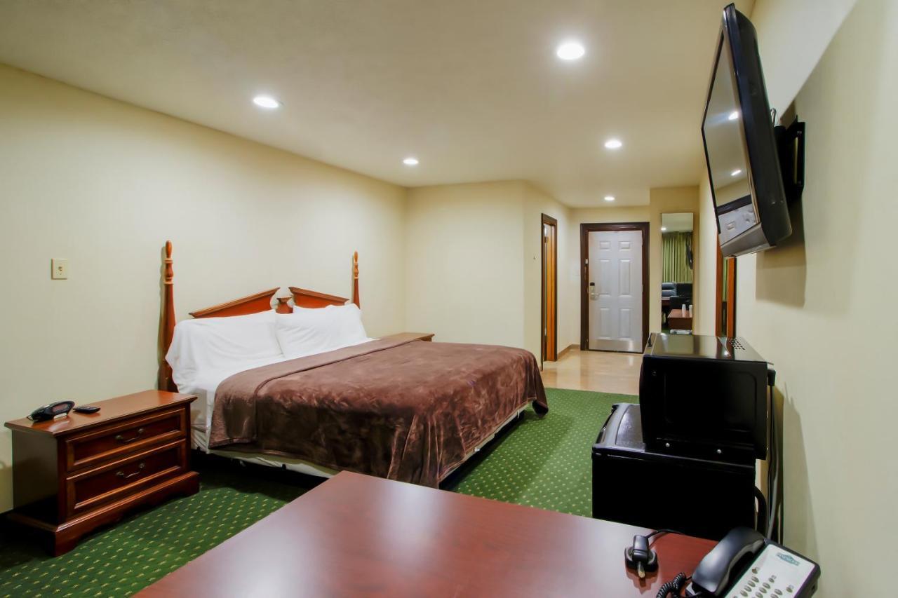 Oyo Pinewood Inn & Suites Silsbee 外观 照片
