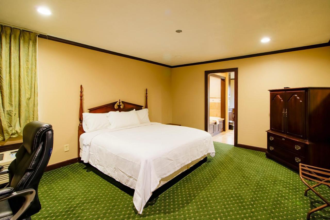 Oyo Pinewood Inn & Suites Silsbee 外观 照片
