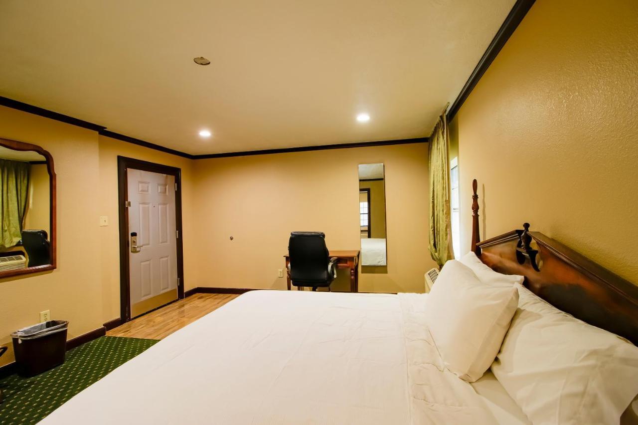 Oyo Pinewood Inn & Suites Silsbee 外观 照片