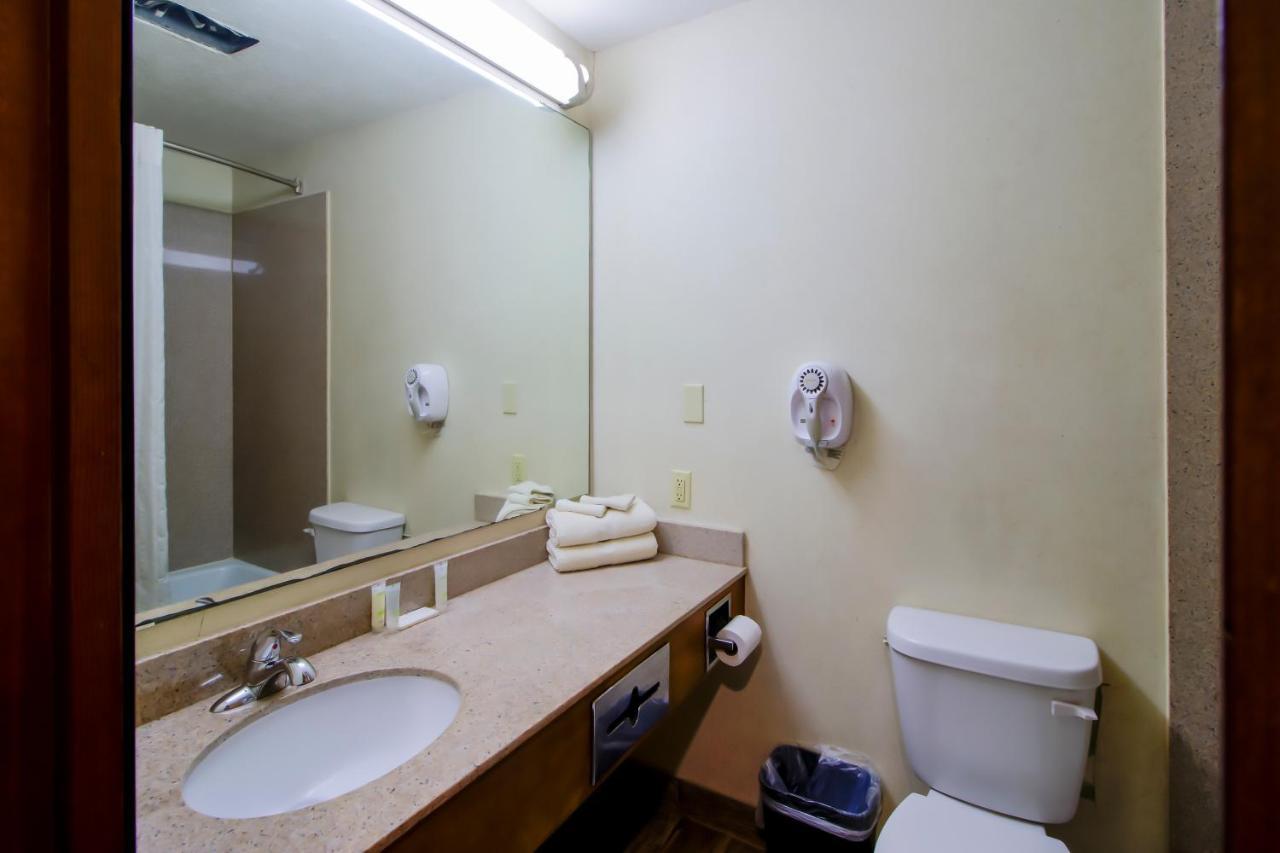 Oyo Pinewood Inn & Suites Silsbee 外观 照片