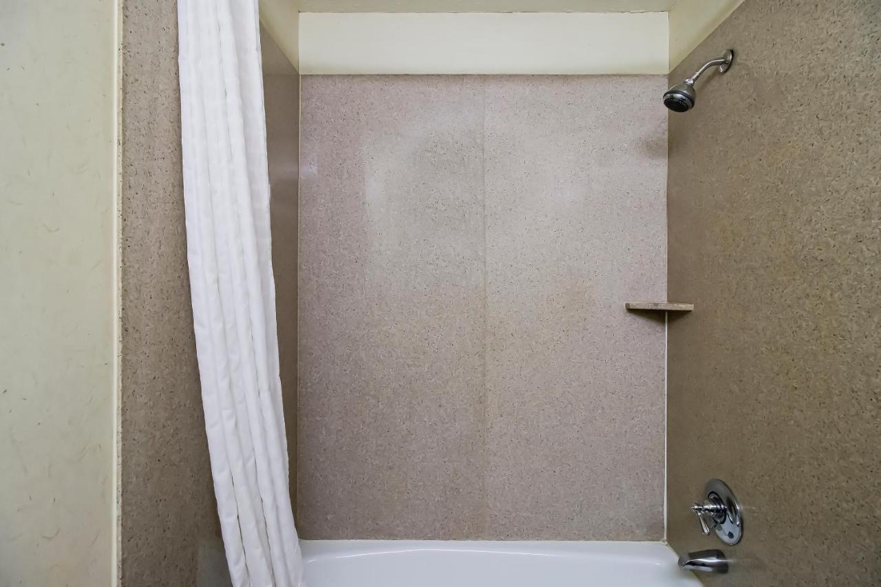 Oyo Pinewood Inn & Suites Silsbee 外观 照片