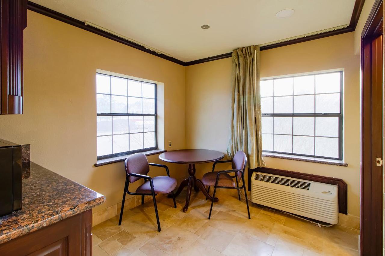 Oyo Pinewood Inn & Suites Silsbee 外观 照片