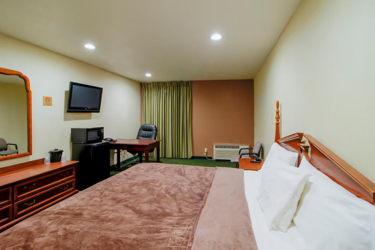 Oyo Pinewood Inn & Suites Silsbee 外观 照片